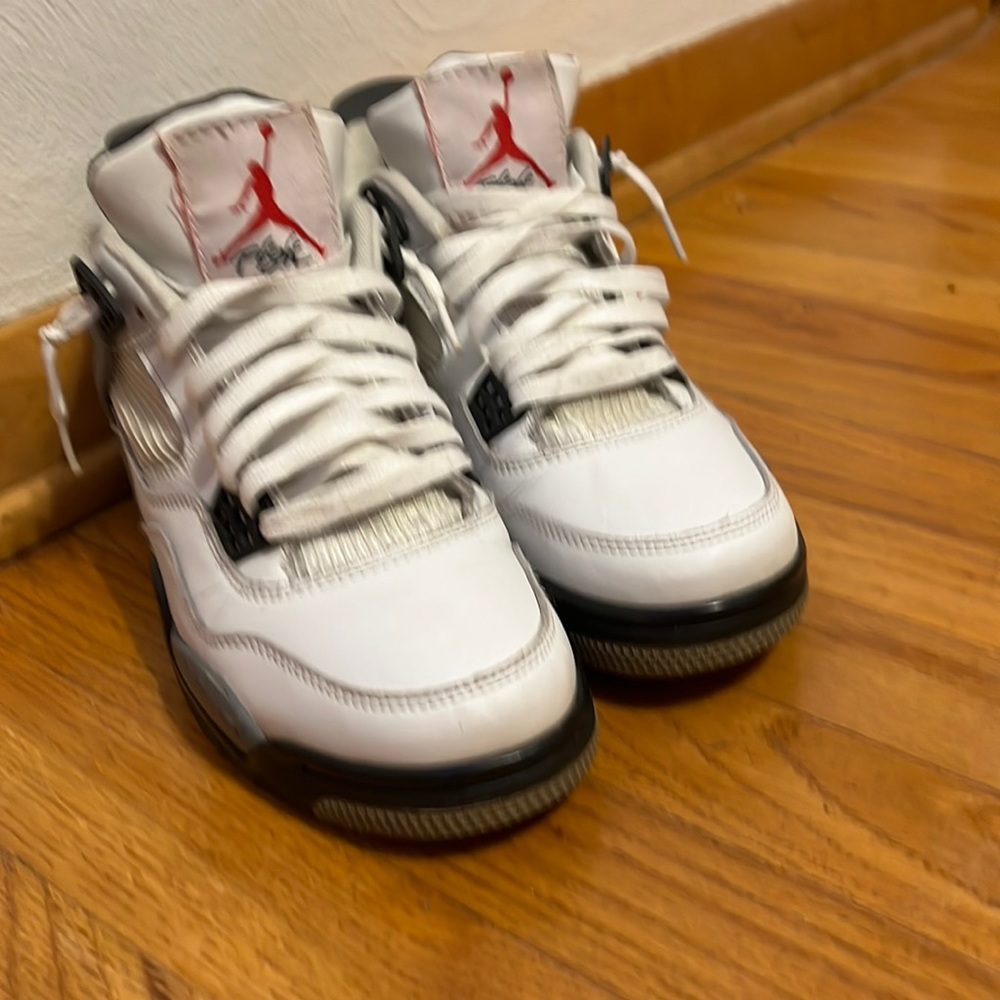 Jordan 4 cement siz8 mens great condition comes with replacement box